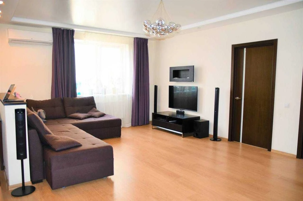 Spacious 3-bedroom apartment with a view of the Dnipro, Victory-1 residential area