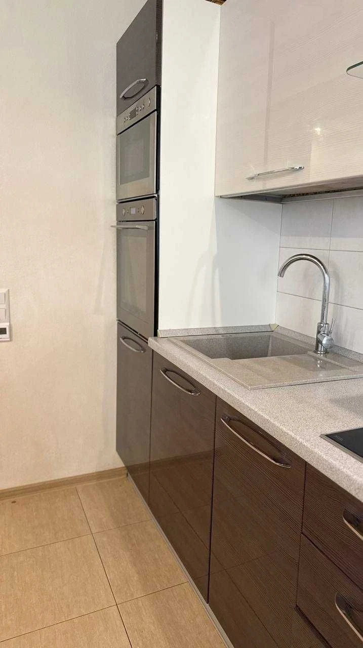 Spacious 3-bedroom apartment with a view of the Dnipro, Victory-1 residential area