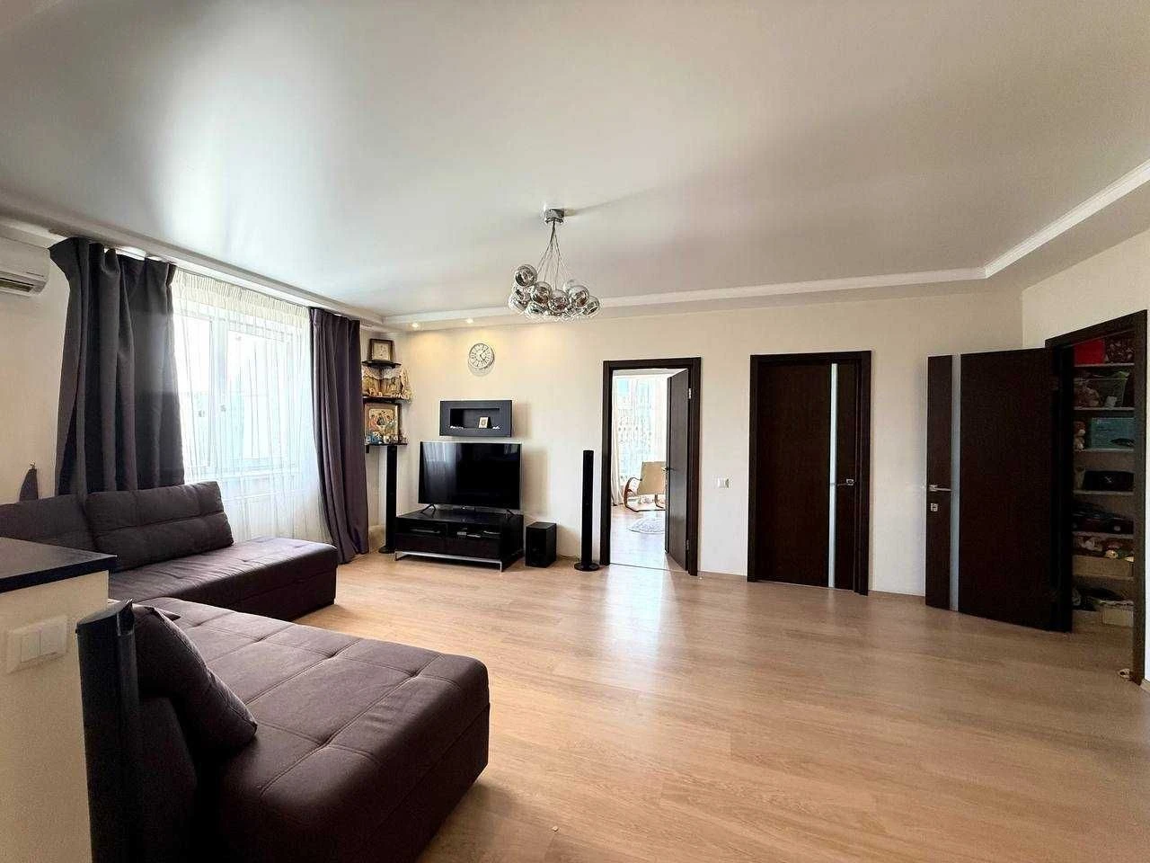 Spacious 3-bedroom apartment with a view of the Dnipro, Victory-1 residential area