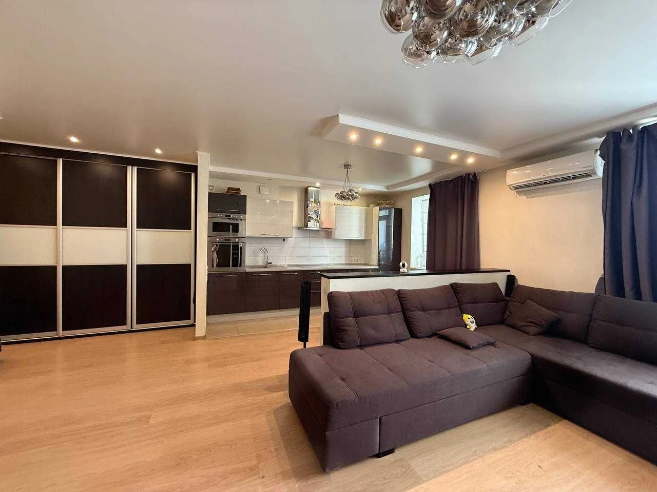 Spacious 3-bedroom apartment with a view of the Dnipro, Victory-1 residential area