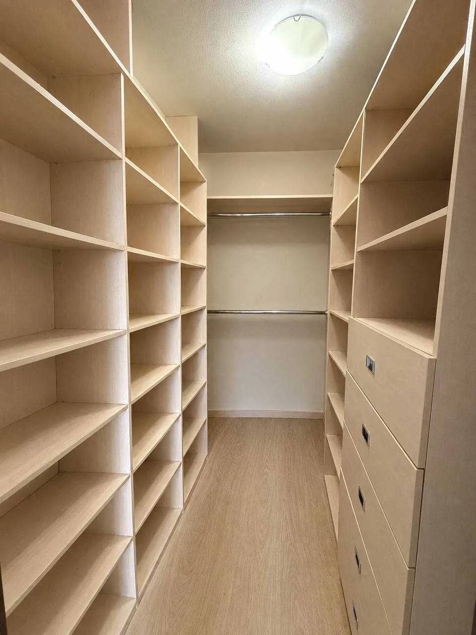 Spacious 3-bedroom apartment with a view of the Dnipro, Victory-1 residential area
