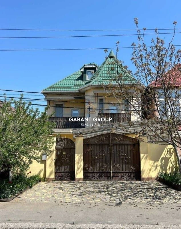 Сучасний будинок із мансардою на Чубаївці біля моря