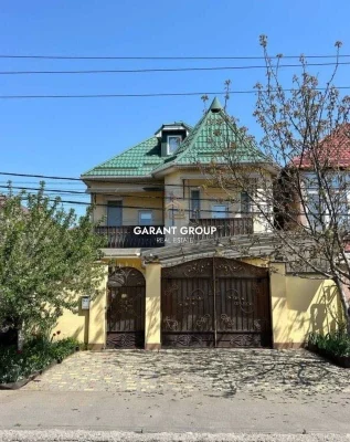 Сучасний будинок із мансардою на Чубаївці біля моря