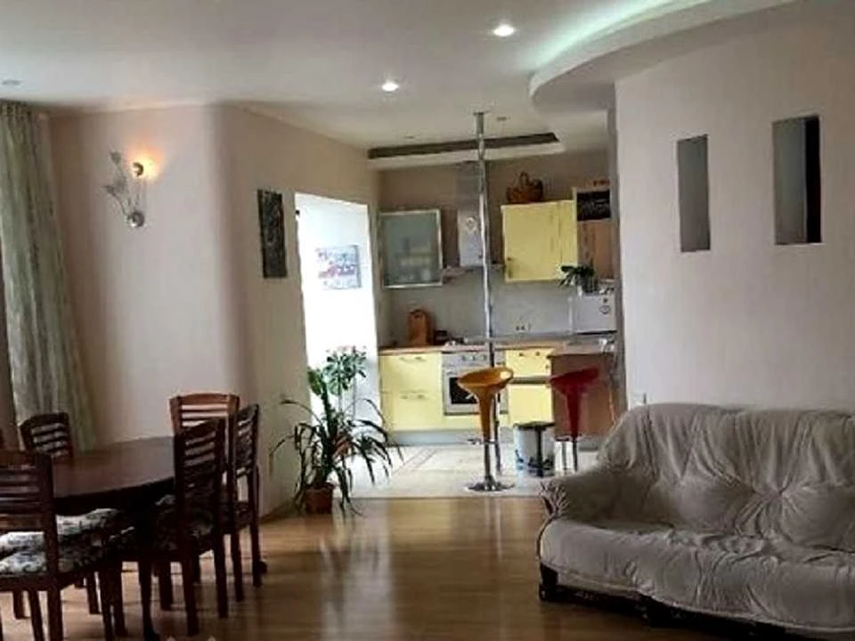 Apartment. Odessa, Nezalezhnosti Street
