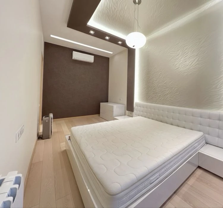 For sale 3-room apartment in the residential complex "Budyn on Naberezhnaya", lane Bannyi 1, this is