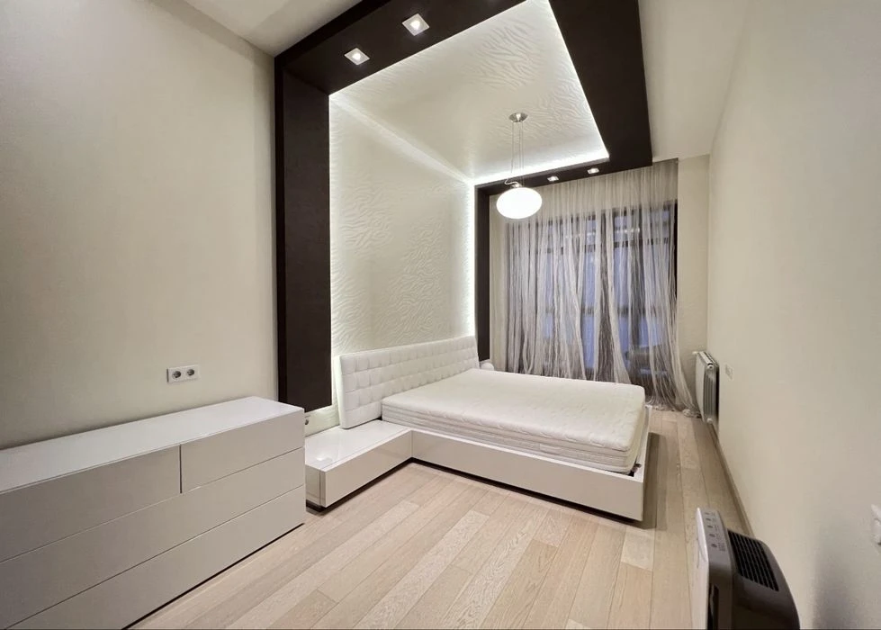 For sale 3-room apartment in the residential complex "Budyn on Naberezhnaya", lane Bannyi 1, this is