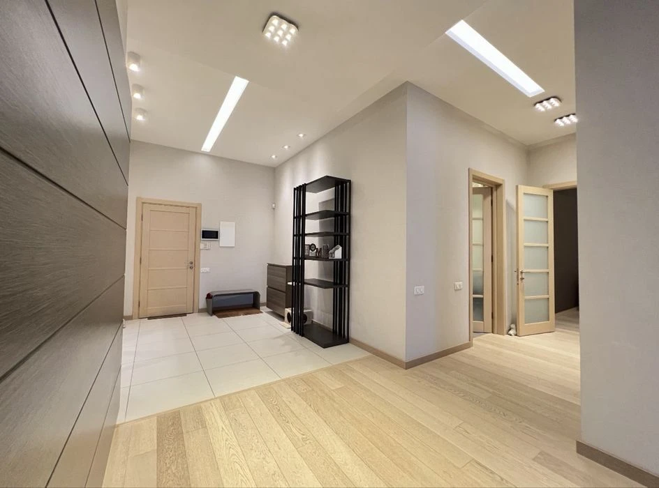 For sale 3-room apartment in the residential complex "Budyn on Naberezhnaya", lane Bannyi 1, this is