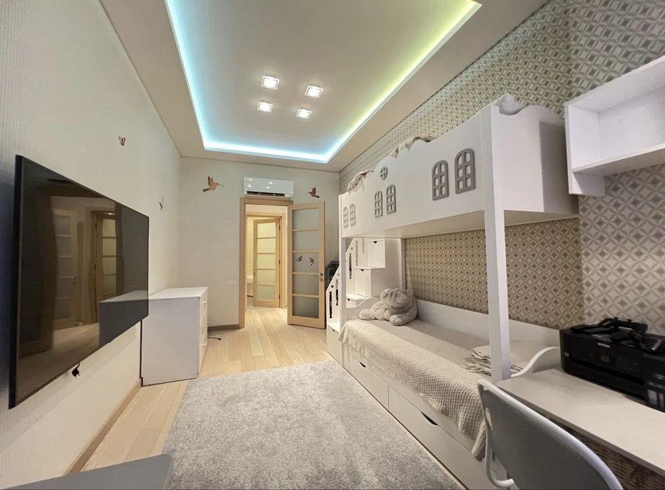 For sale 3-room apartment in the residential complex "Budyn on Naberezhnaya", lane Bannyi 1, this is