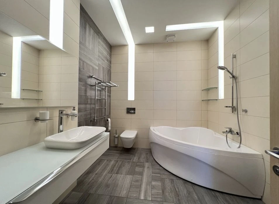 For sale 3-room apartment in the residential complex "Budyn on Naberezhnaya", lane Bannyi 1, this is