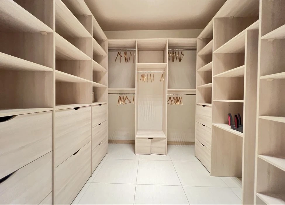 For sale 3-room apartment in the residential complex "Budyn on Naberezhnaya", lane Bannyi 1, this is
