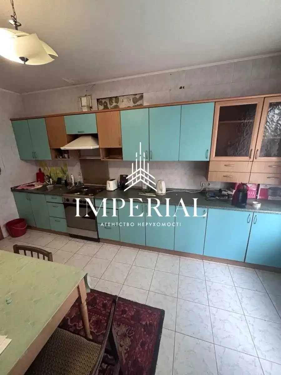 Продаж 3-кімнатної квартири біля метро Харківська, вул. Бажа