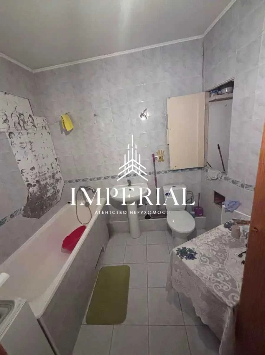 Продаж 3-кімнатної квартири біля метро Харківська, вул. Бажа