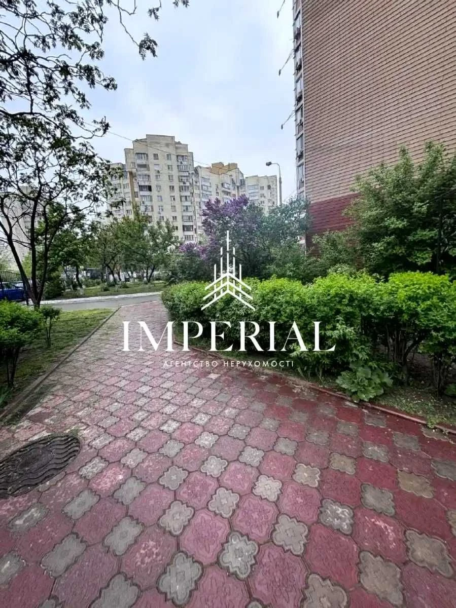 Продаж 3-кімнатної квартири біля метро Харківська, вул. Бажа