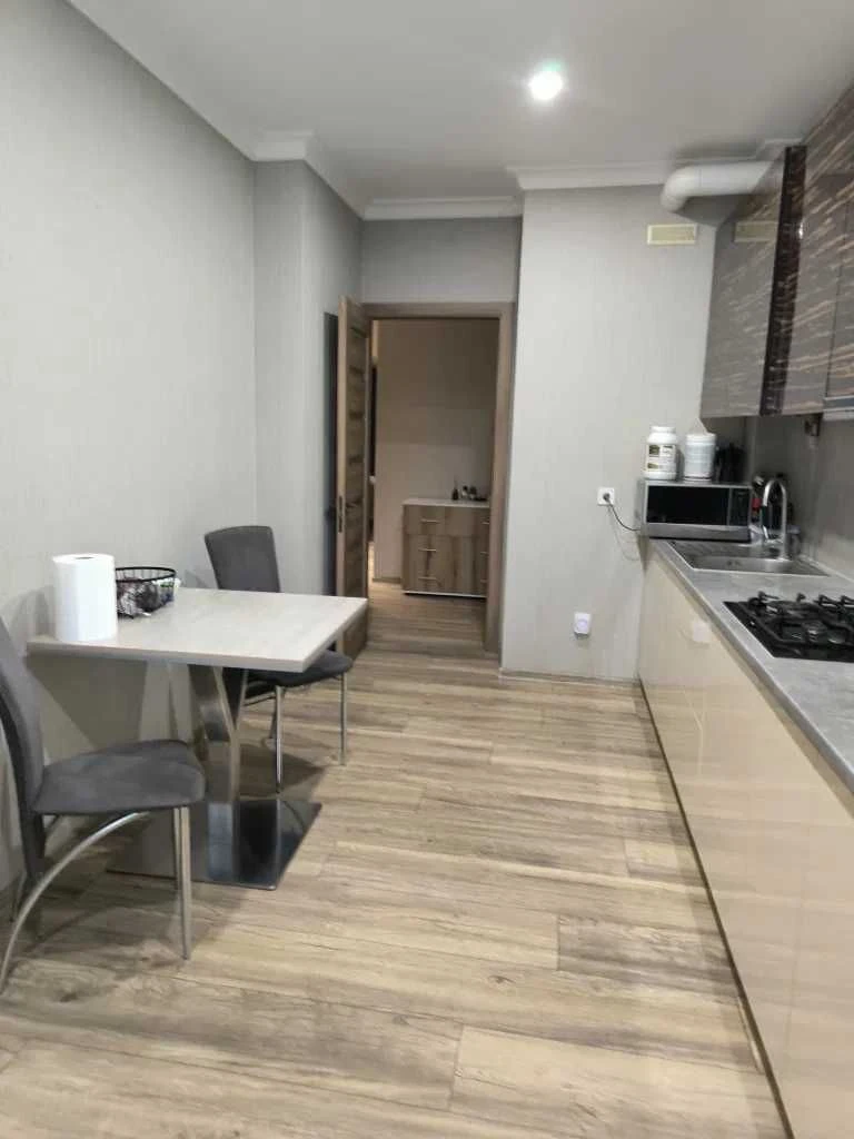 Apartment in the city of Chernivtsi, Nevirivska Street 1A