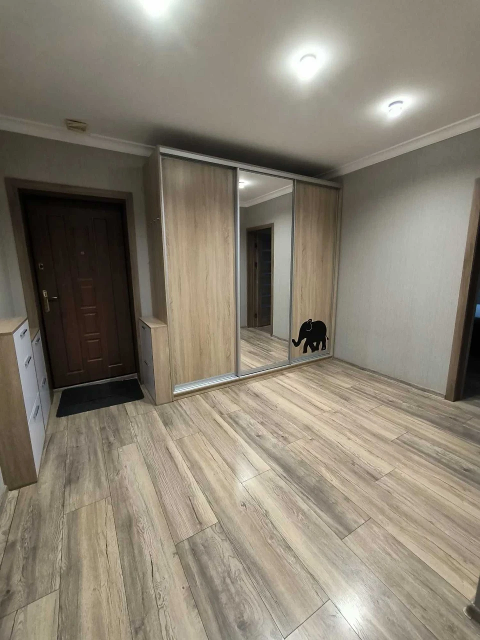 Apartment in the city of Chernivtsi, Nevirivska Street 1A