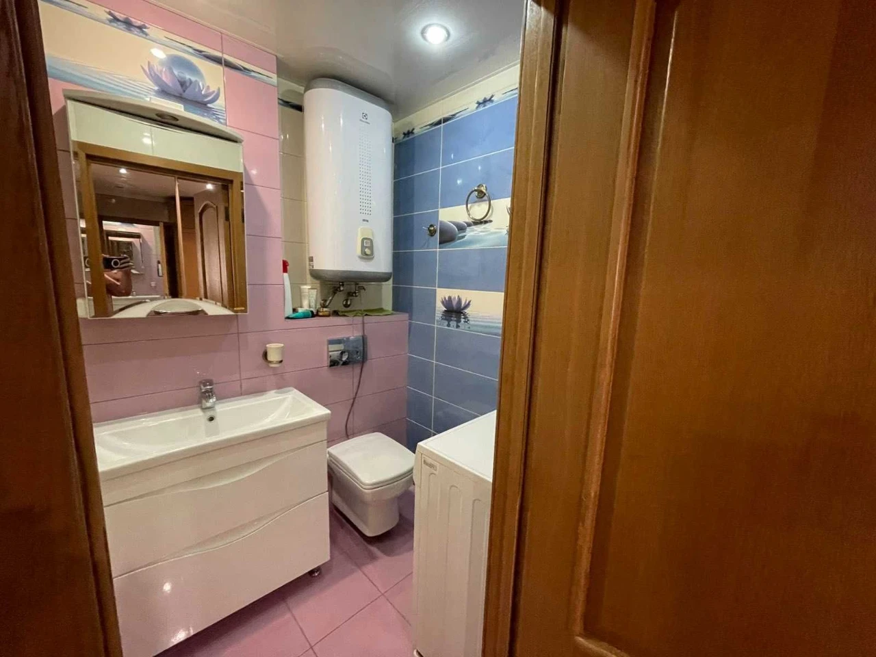 Selling 1-room cozy apartment in the Yacht Club area, floor 10