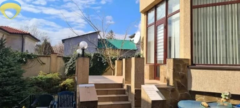 2-story modern house for sale on B. Fontane