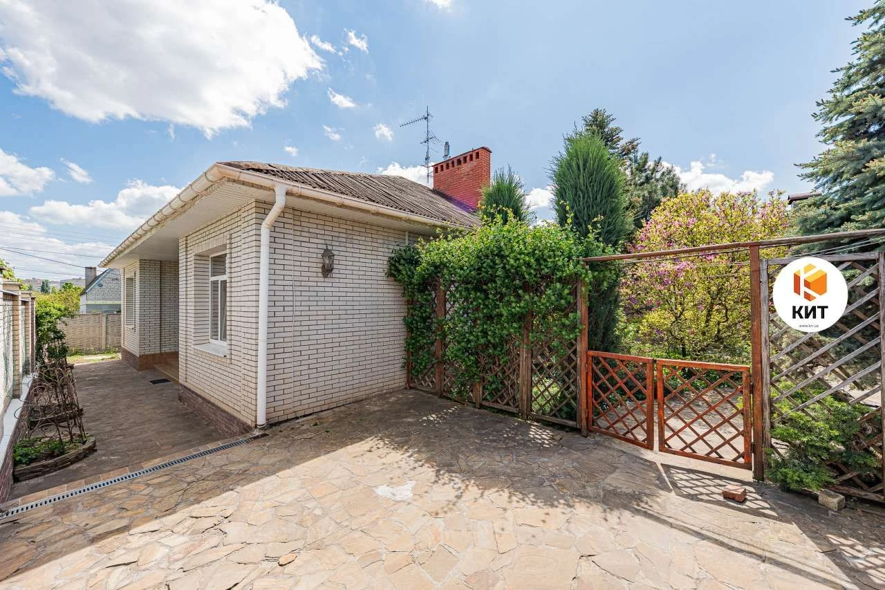 126 sq m House + 50 sq m Guest House (independent) 7 acres