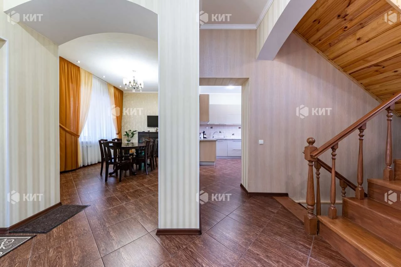 Салтівка (Салтовка, метро Героев труда, МЖК), 230 м2, 4,5 со