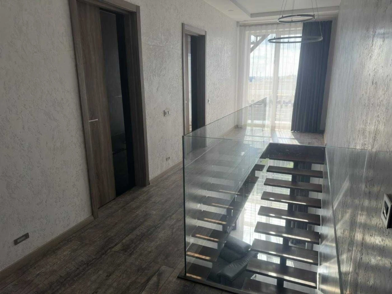 Продається двокімнатна квартира на другому поверсі в сучасному будинку