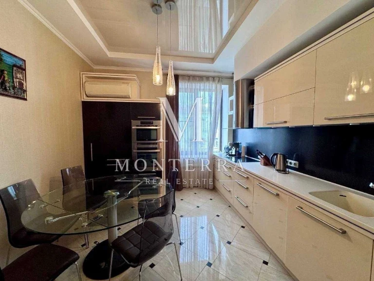 Apartment for Sale: 4 rooms, renovated, in the historical center of Kyiv