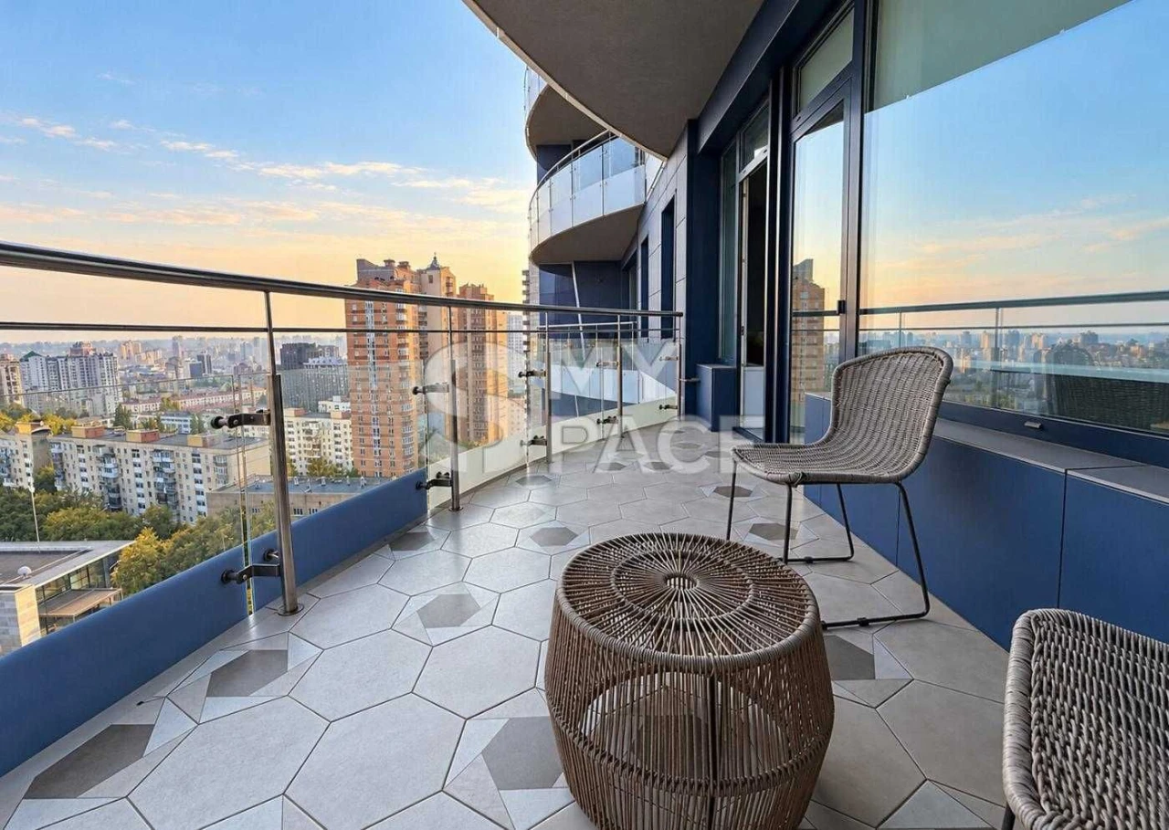 2-room apartment 76 sq.m. on Labornaya Street, Alter Ego metro station