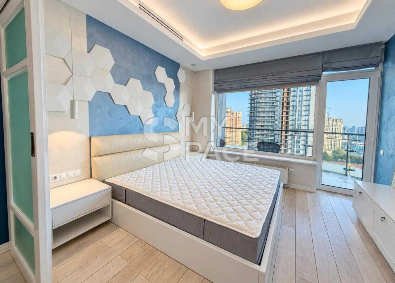 2-room apartment 76 sq.m. on Labornaya Street, Alter Ego metro station