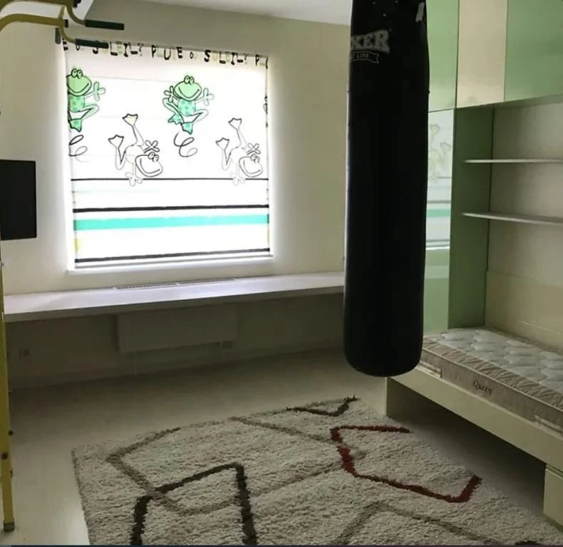 Продается 4-комнатная квартира в районе Жуковского, улица