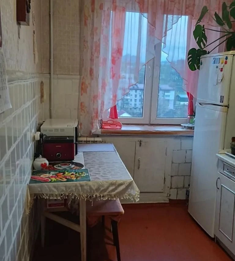 Продается 2-комнатная квартира в районе Свердлова, улица