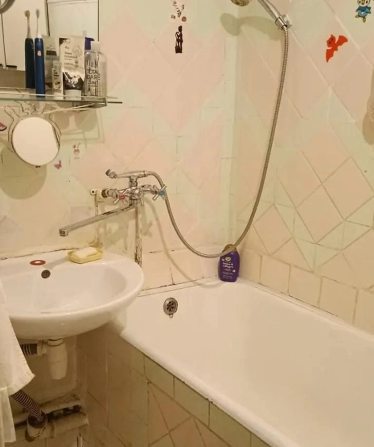 Продается 2-комнатная квартира в районе Свердлова, улица