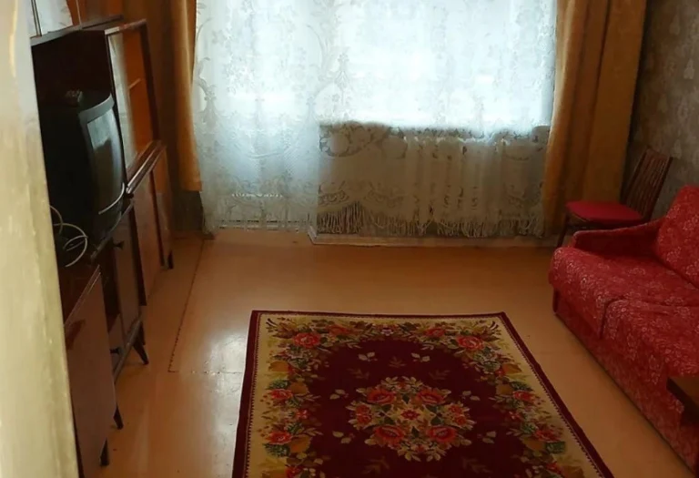 Продается 3-комнатная квартира в районе Свердлова, улица