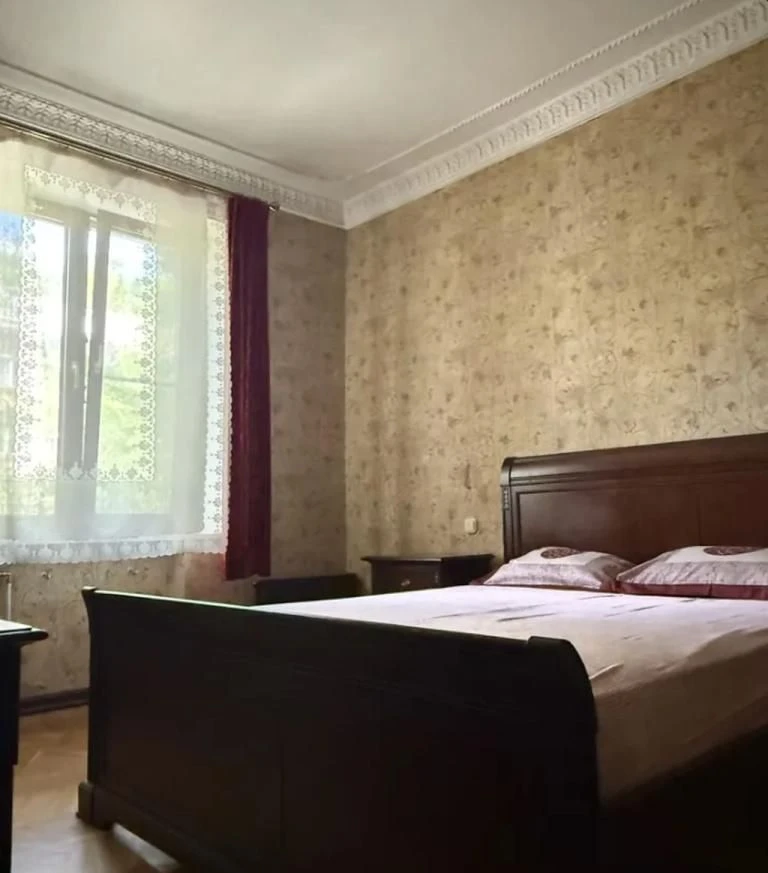 Продам 4-комнатную квартиру в районе Гончара Олеся, улица