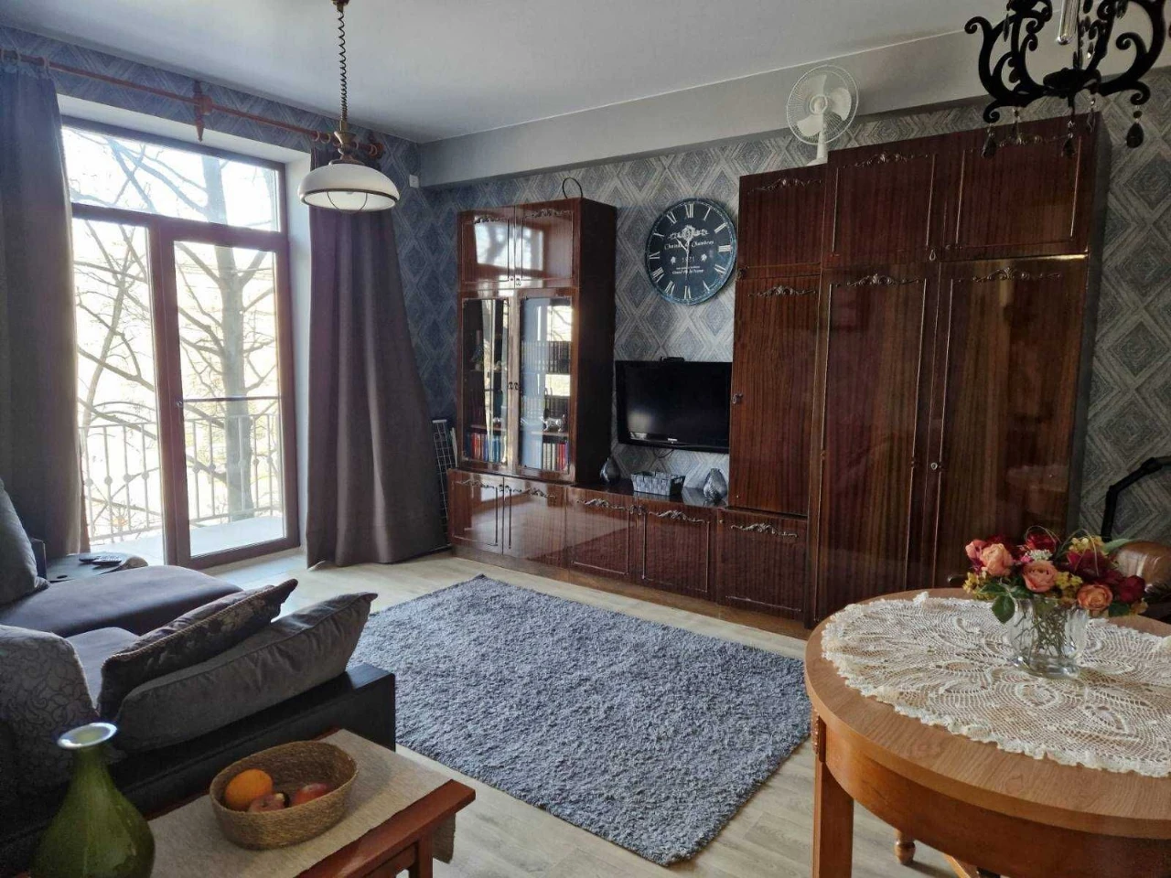 Spacious 2-room apartment on Mayakovskiy Prospect. Full floor, 3/5 floors.