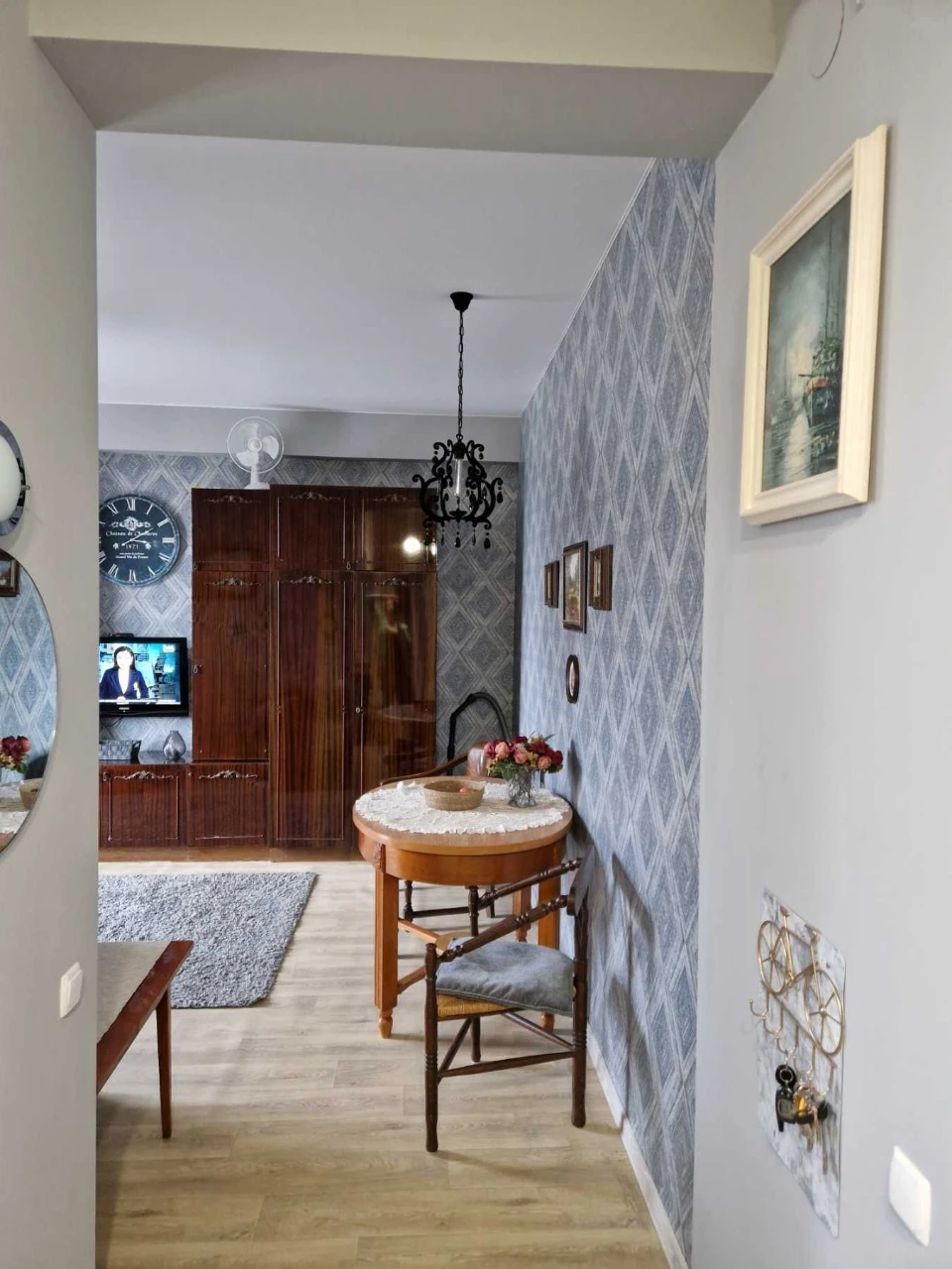Spacious 2-room apartment on Mayakovskiy Prospect. Full floor, 3/5 floors.