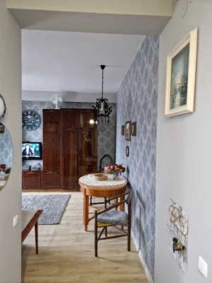 Spacious 2-room apartment on Mayakovskiy Prospect. Full floor, 3/5 floors.