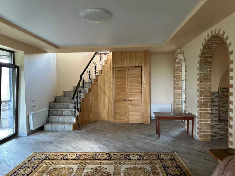Продаж двоповерхового будинку на 16 сотках, 180 кв.м, 4 кімнати