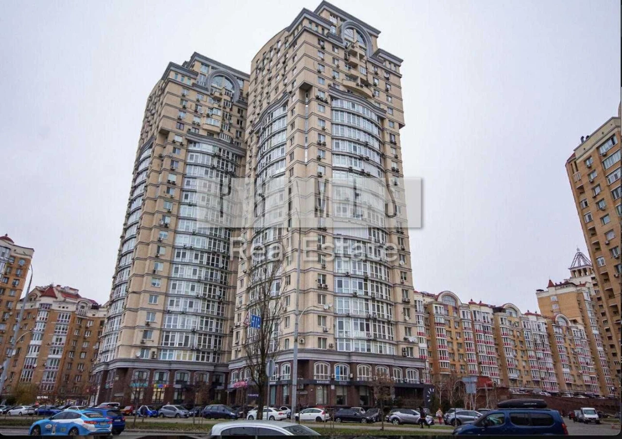 3-room apartment with a view of Dnipro and Verbne Lake for sale