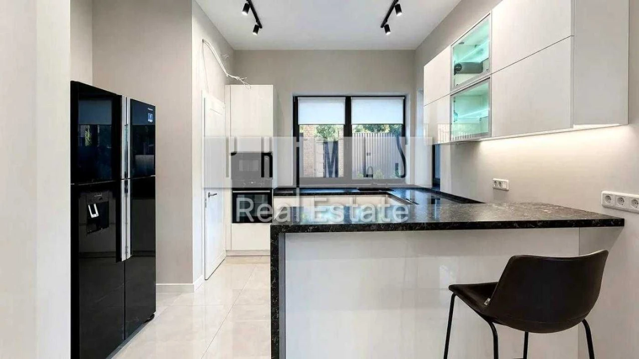 Продаж сучасного будинку 243 м² з ремонтом, Бикивня