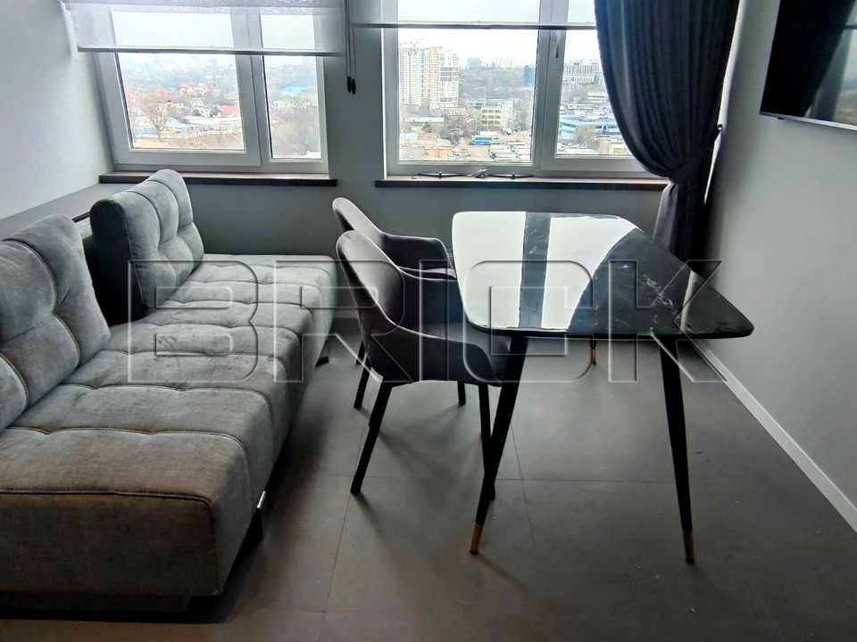 Apartment. Yunatska St, Kyiv