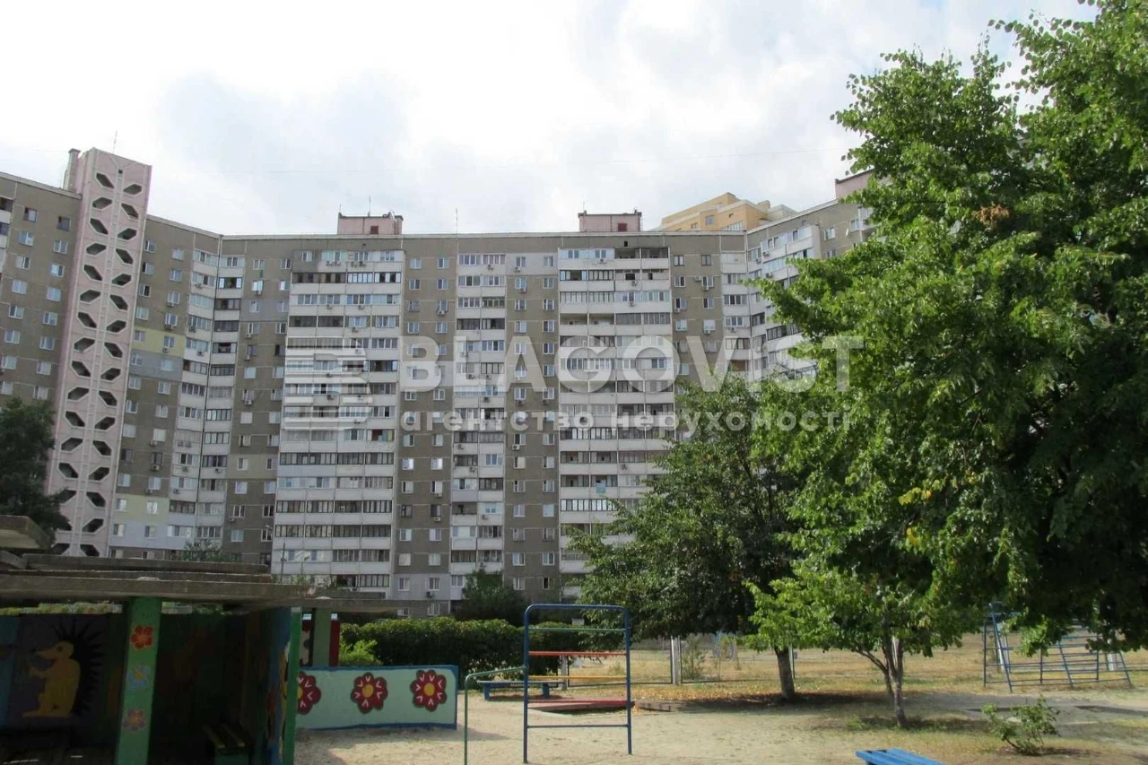 Sale of a 2-bedroom apartment on Petro Grigorenko Avenue 27