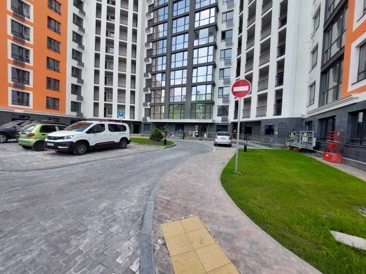Продажа 1-й этаж, 77 м2. Житомирская ул., 5 мин. до ЖК EcoDream. Без комиссии