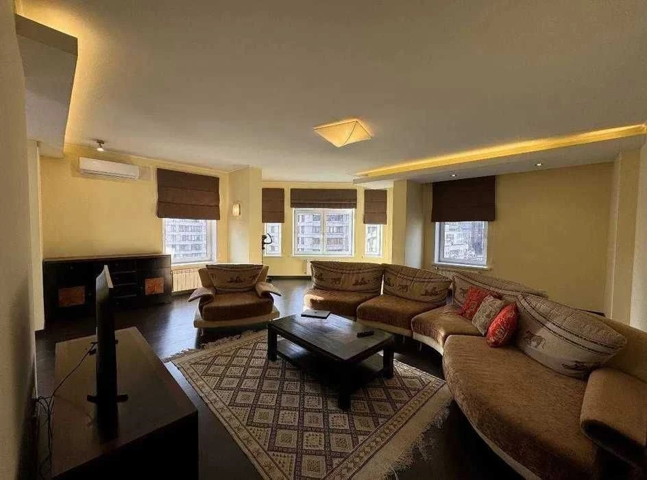 Затишна 3-кімнатна квартира (120 м²) в центрі
