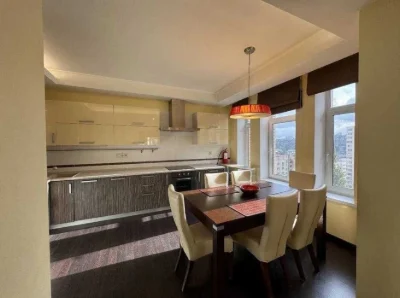 Затишна 3-кімнатна квартира (120 м²) в центрі
