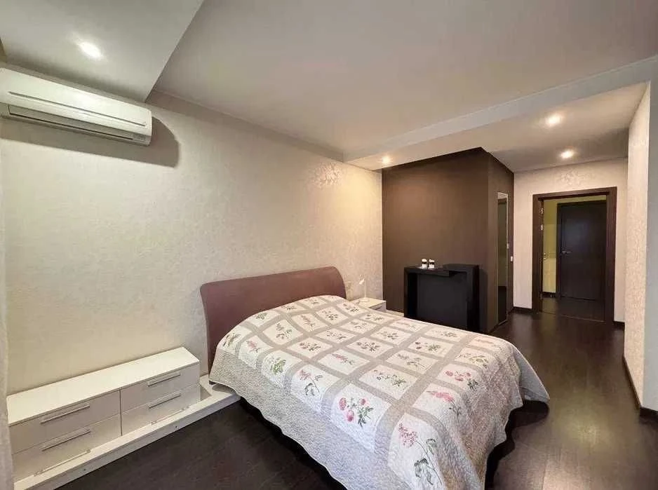 Затишна 3-кімнатна квартира (120 м²) в центрі