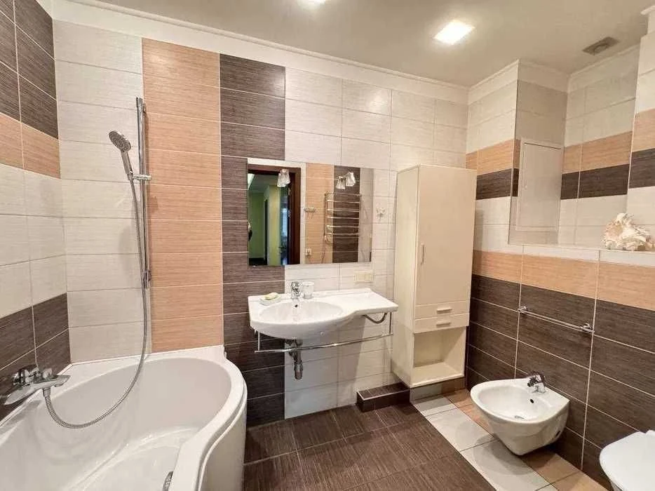 Затишна 3-кімнатна квартира (120 м²) в центрі