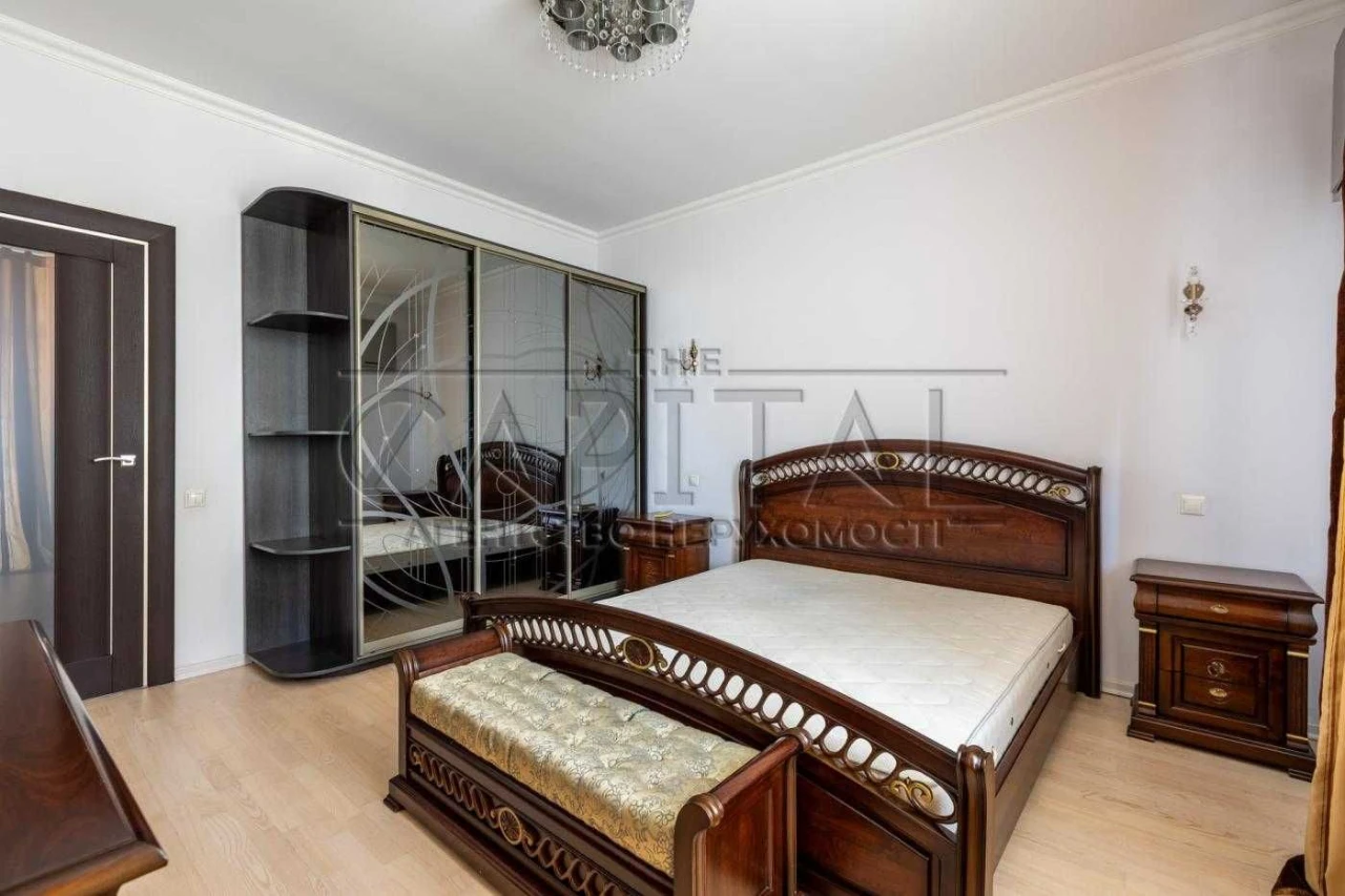Продається 3-кімнатна квартира 97 м² в ЖК "Пори року" возле метро "Центр"