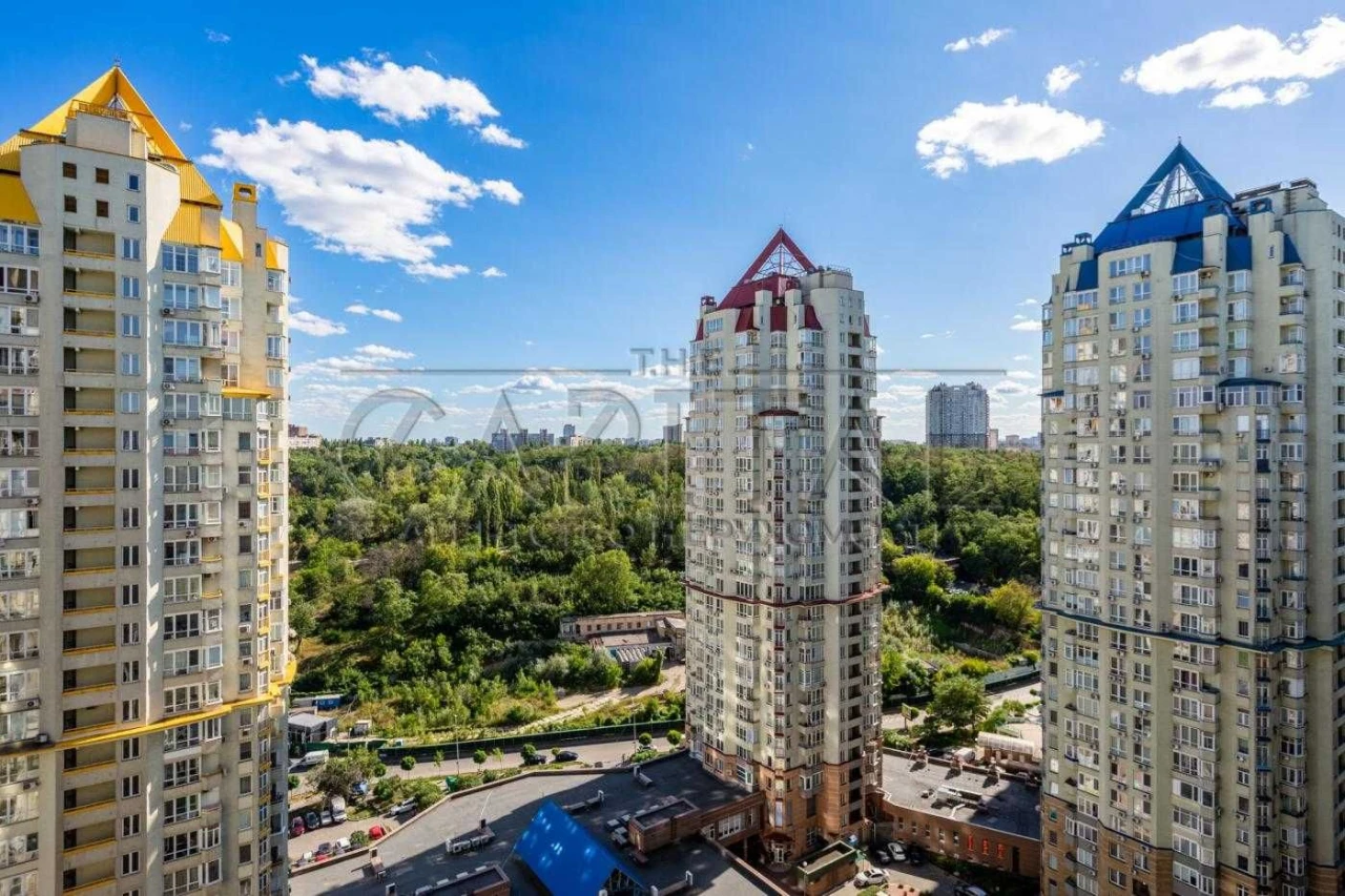 Продається 3-кімнатна квартира 97 м² в ЖК "Пори року" возле метро "Центр"