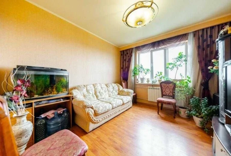 Продається 3-кімнатна квартира біля метро Масельського