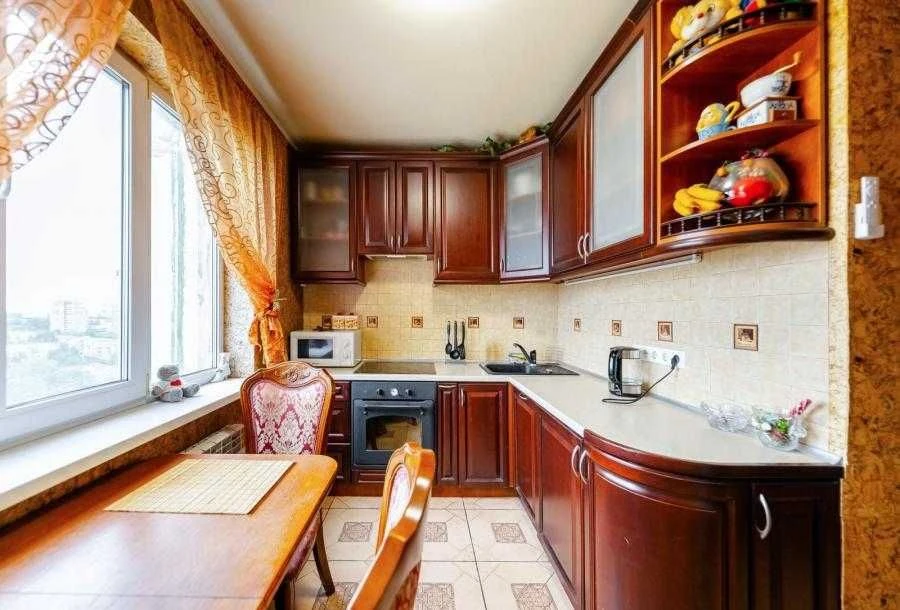 Продається 3-кімнатна квартира біля метро Масельського