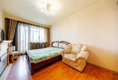 Продається 3-кімнатна квартира біля метро Масельського